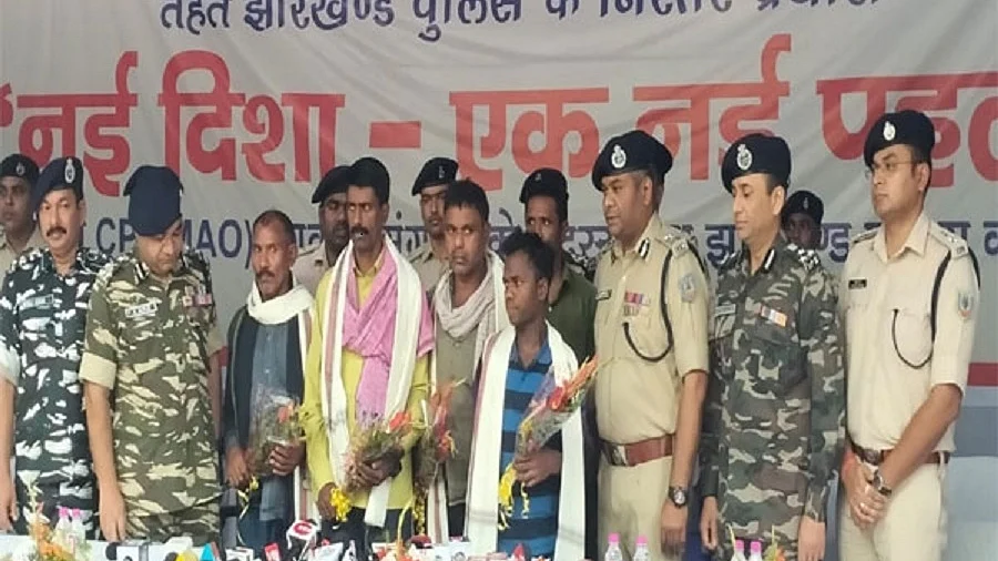 झारखंड में 5 नक्सली कमांडरों ने हथियार डाले