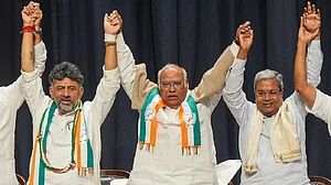 कर्नाटक के नए मुख्यमंत्री की ताजपोशी की तैयारी, ऐतिहासिक जीत के बाद आज कांग्रेस विधायक दल की बैठक