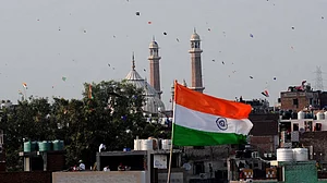 खरी-खरी: बीते 9 साल की मुश्किलों में रुढ़िवादी बंधनों को तोड़ आधुनिकता की दौड़ में शामिल होना सीख गया मुसलमान