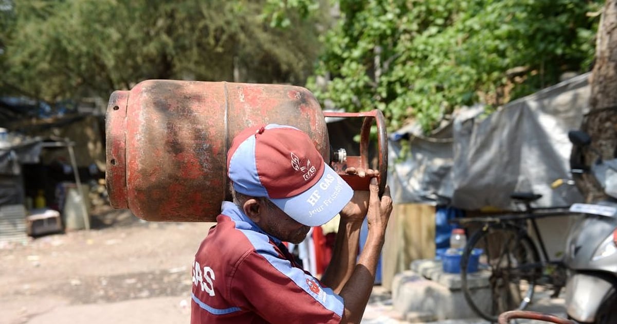 115 रुपये महंगी हुई LPG गैस, घरेलू सिलेंडर के दाम 60 रुपये बढ़े, मिडिल ईस्ट युद्ध के बीच भारतीयों को महंगाई का झटका
