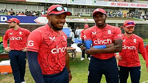 IPL 2023 के बीच मुंबई इंडियंस को झटका, टूर्नामेंट से बाहर हुआ ये धाकड़ गेंदबाज, इस खिलाड़ी की एंट्री