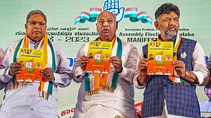 आकार पटेल का लेख: कर्नाटक में कांग्रेस की 5 गारंटी के मायने और केंद्र का समस्याओं से मुंह मोड़ना