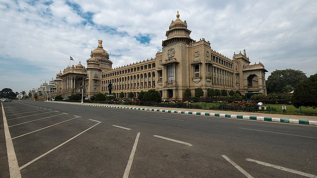 कर्नाटक विधानसभा की इमारत, इसे कर्नाटक में विधान सौधा कहा जाता है। कर्नाटक में 10 मई को मतदान होना है (फोटो : Getty Images)
