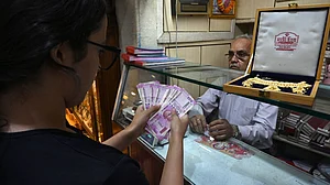 ₹2000 के नोटों की वापसी उपभोक्ता मांग में आई तेजी, सोना-चांदी, महंगे मोबाइल और एसी खरीद रहे लोग- एसबीआई रिपोर्ट