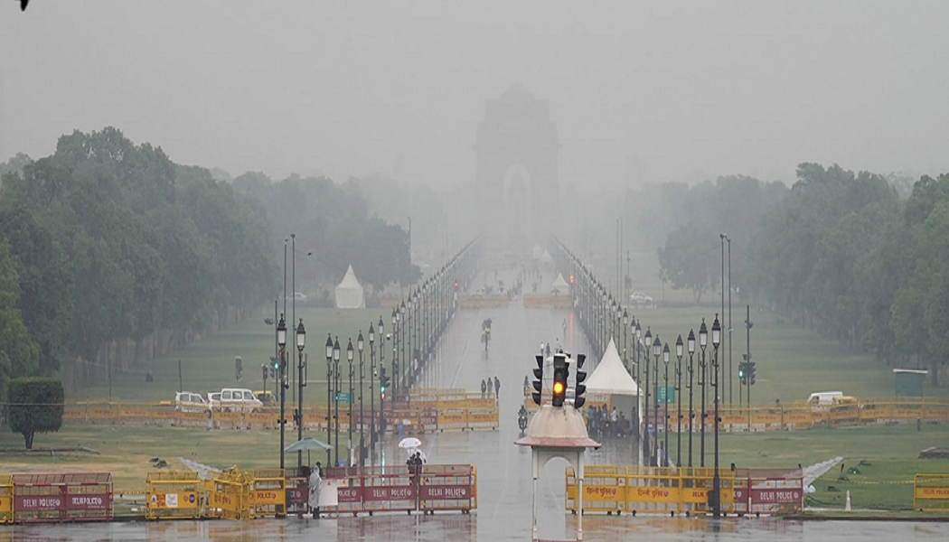 बड़ी खबर LIVE: दिल्ली-NCR में मौसम ने ली करवट, कई इलाकों में तेज हवा के साथ बारिश, गर्मी से मिली राहत