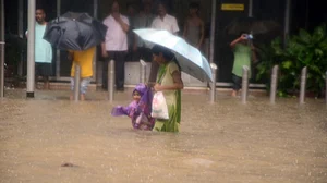 मुंबई में बारिश से भारी परेशानी, 11 उड़ान रद्द, 10 उड़ानों के मार्ग परिवर्तित