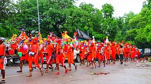 यूपी: यात्रा मार्ग पर शराब की दुकान खुली रहने पर कांवड़ियों ने किया हंगामा, दुकान में की तोड़फोड़