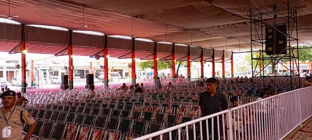 सिरसा की अनाज मंडी में अमित शाह की रैली के लिए दिए गए समय 4 बजे से महज आधे घंटे पहले खाली कुर्सियां 