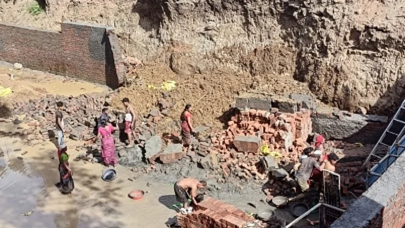 पालघर में बनती इमारत की दीवार गिरने से 3 महिला मजदूरों की मौत