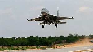 UP: पूर्वांचल एक्सप्रेसवे पर IAF के लड़ाकू विमानों ने दिखाई ताकत, सुखोई-मिराज-जगुआर ने किया टच डाउन