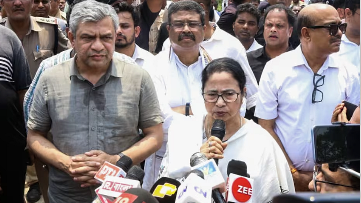 दुर्घटनास्थल पर मीडिया से बात करते रेल मंत्री अश्विनी वैष्णव और पश्चिम बंगाल की सीएम ममता बनर्जी।