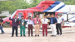 टॉपर्स की हवाई सैर: बघेल सरकार ने 88 छात्रों को कराई हेलीकॉप्टर की सैर, बच्चे बोले- कभी नहीं भूलेंगे ये दिन