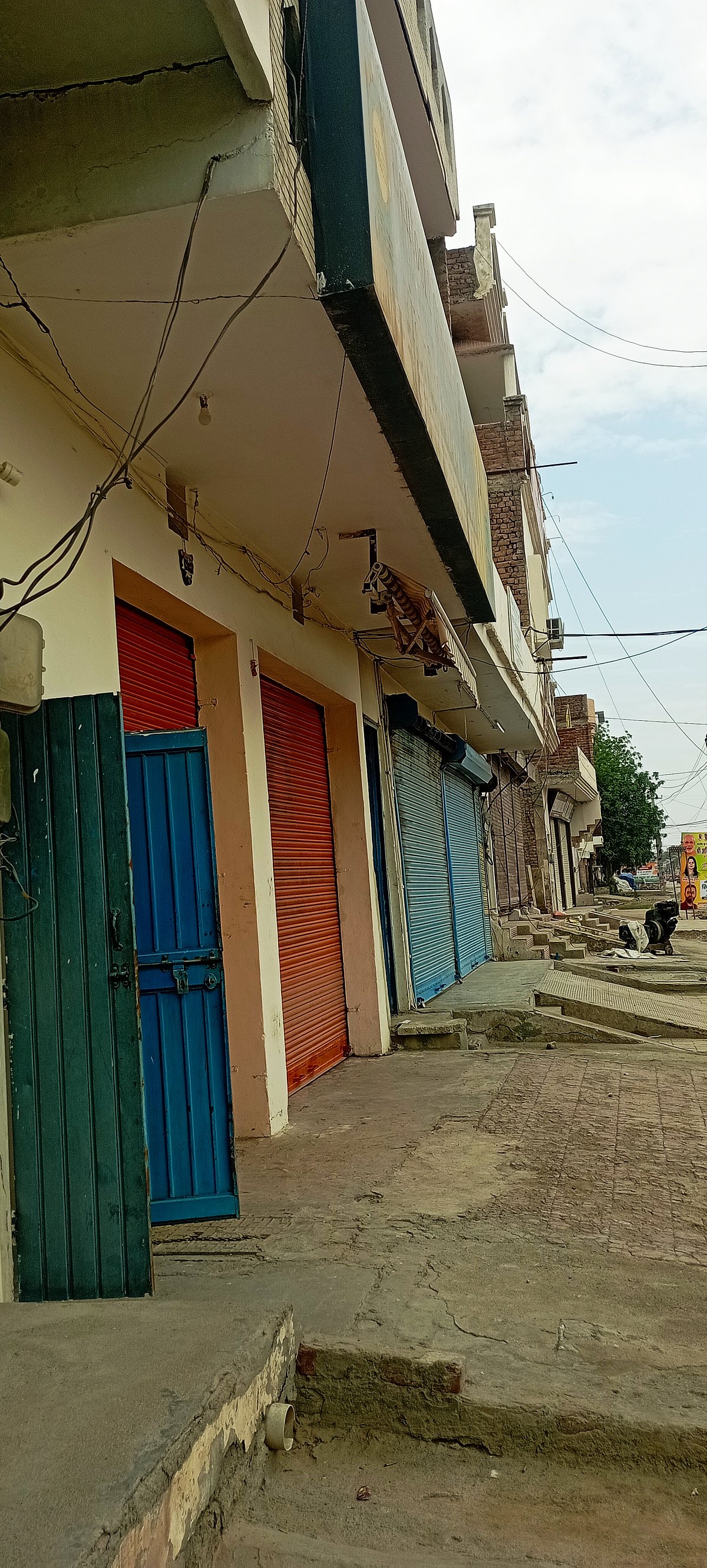 सिरसा अनाज मंडी को जाने वाली सड़क पर बंद पड़ी दुकानें 
