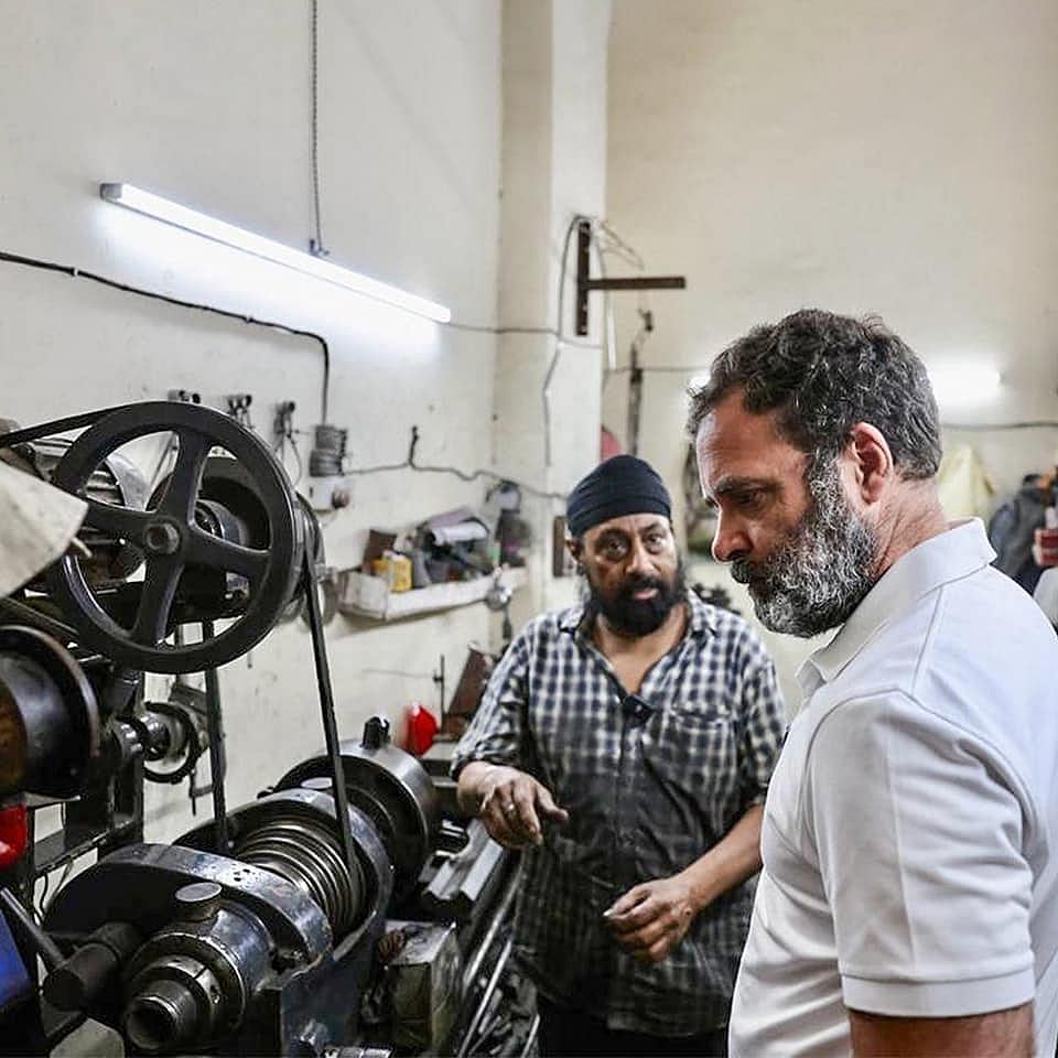 दिल्ली: राहुल गांधी ने बाइक मैकेनिकों से की बात, कहा- भारत के पहियों को गतिमान रखने वाले हाथों से सीख रहा हूं