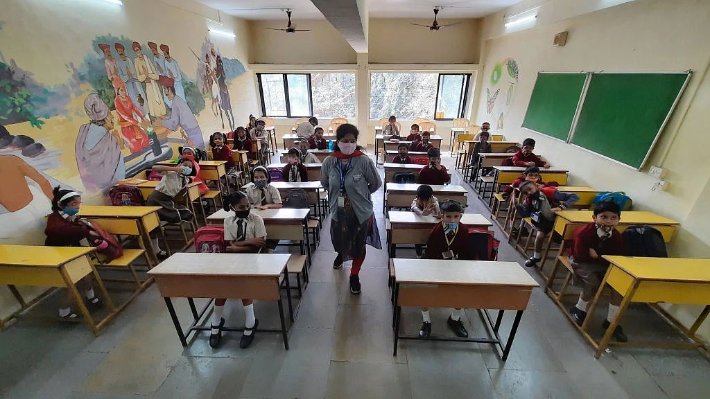 महाराष्ट्र के सरकारी स्कूलों में यूनिफार्म को लेकर विवाद खडा हो गया है (फोटो : Getty Images)