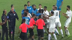 वीडियो: भारत-पाक फुटबॉल मैच में बवाल! भारतीय कोच के साथ हाथापाई पर उतरे पाकिस्तानी खिलाड़ी