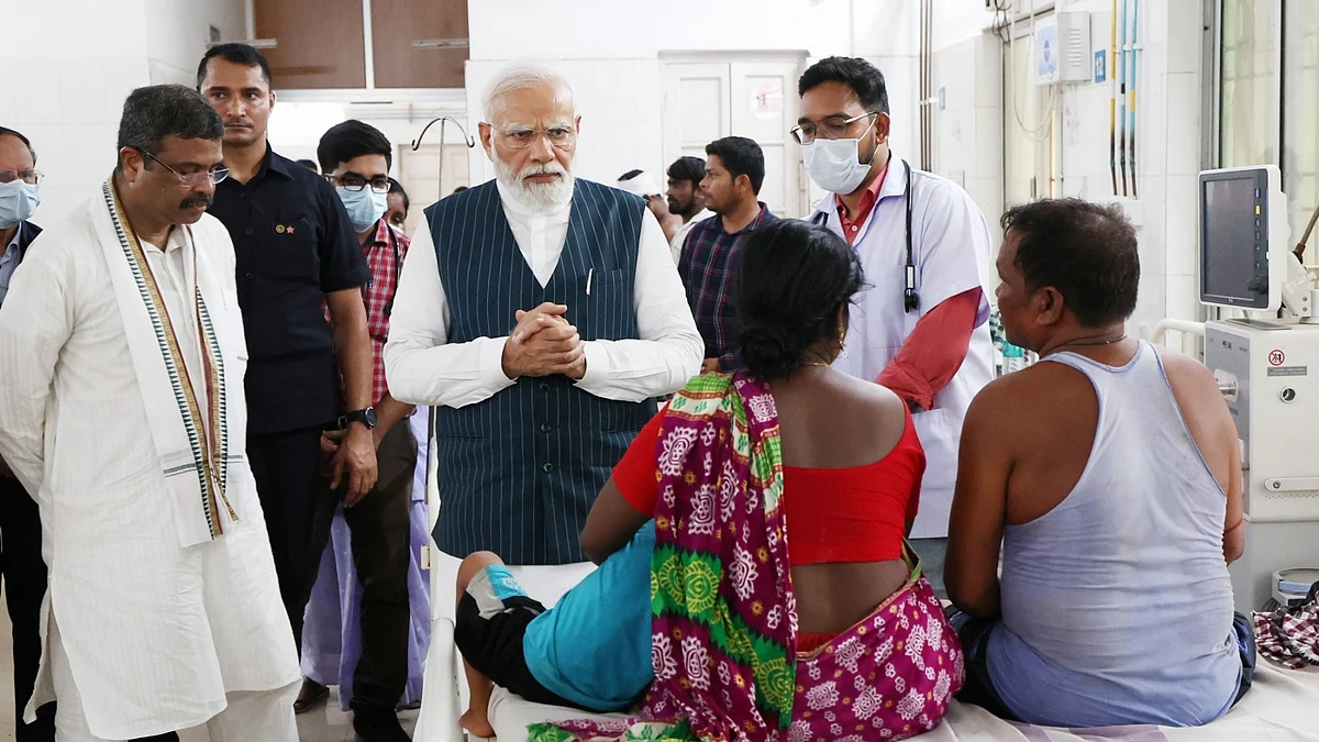 प्रधानमंत्री नरेंद्र मोदी ने शनिवार को दुर्घटना स्थल का दौरा किया और बचाव और राहत कार्यो का जायजा लिया।