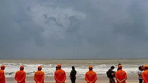 चक्रवात बिपरजॉय का गुजरात में दिखने लगा असर, कई इलाकों में भारी बारिश, मौसम विभाग ने दी भारी तबाही की चेतावनी