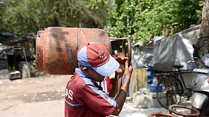 आज से गैस सिलेंडर के दाम से लेकर बैंकिंग और गाड़ियों तक होने जा रहे ये बदलाव, सीधे आपके जेबों पर डालेंगे असर