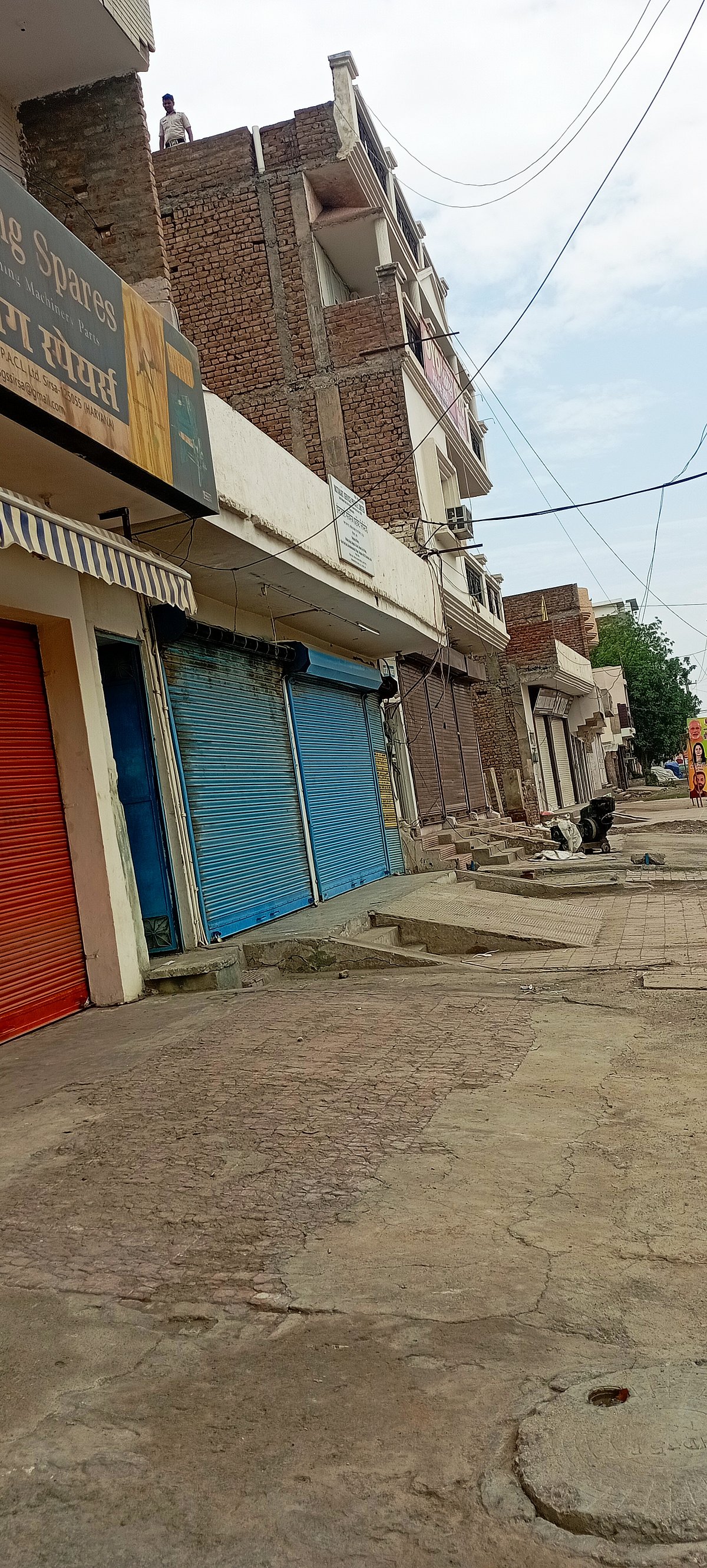 सिरसा अनाज मंडी को जाने वाली सड़क पर बंद पड़ी दुकानें 
