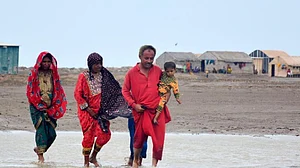 चक्रवात बिपरजॉय के कमजोर होने से पाकिस्तान में टला खतरा, मौसम विभाग ने फिर भी जारी किया अलर्ट