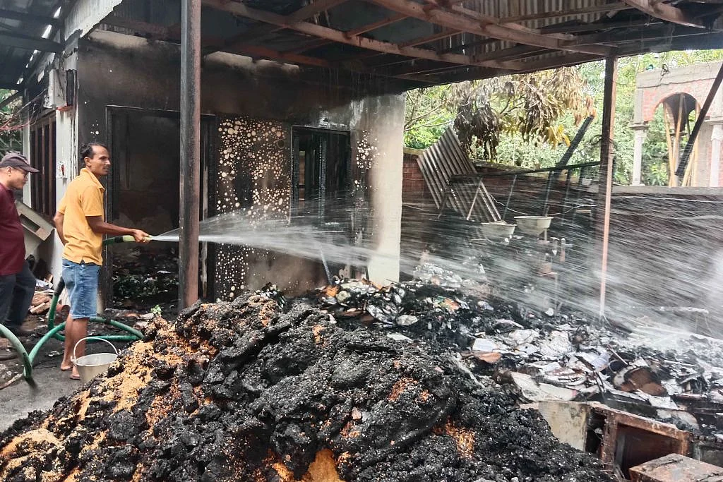 केंद्रीय विदेश राज्यमंत्री आर के रंजन सिंह के इम्फाल स्थित घर को मणिपुर की हिंसा में फूंक दिया गया (फोटो - गेटी इमेजेज)