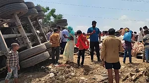 मध्य प्रदेश के सीधी में कार पर पलटा ट्रक, दो बच्चों समेत 7 लोगों की दर्दनाक मौत