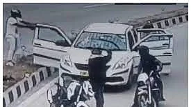 शनिवार को प्रगति मैदान सुरंग के अंदर बंदूक की नोक पर दिनदहाड़े डकैती हुई थी, तस्वीर घटना की है। फोटो: सोशल मीडिया