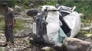 उत्तराखंड में दर्दनाक सड़क हादसा, केदारनाथ जा रहे श्रद्धालुओं की कार खाई में गिरी, एक की मौत, 7 घायल