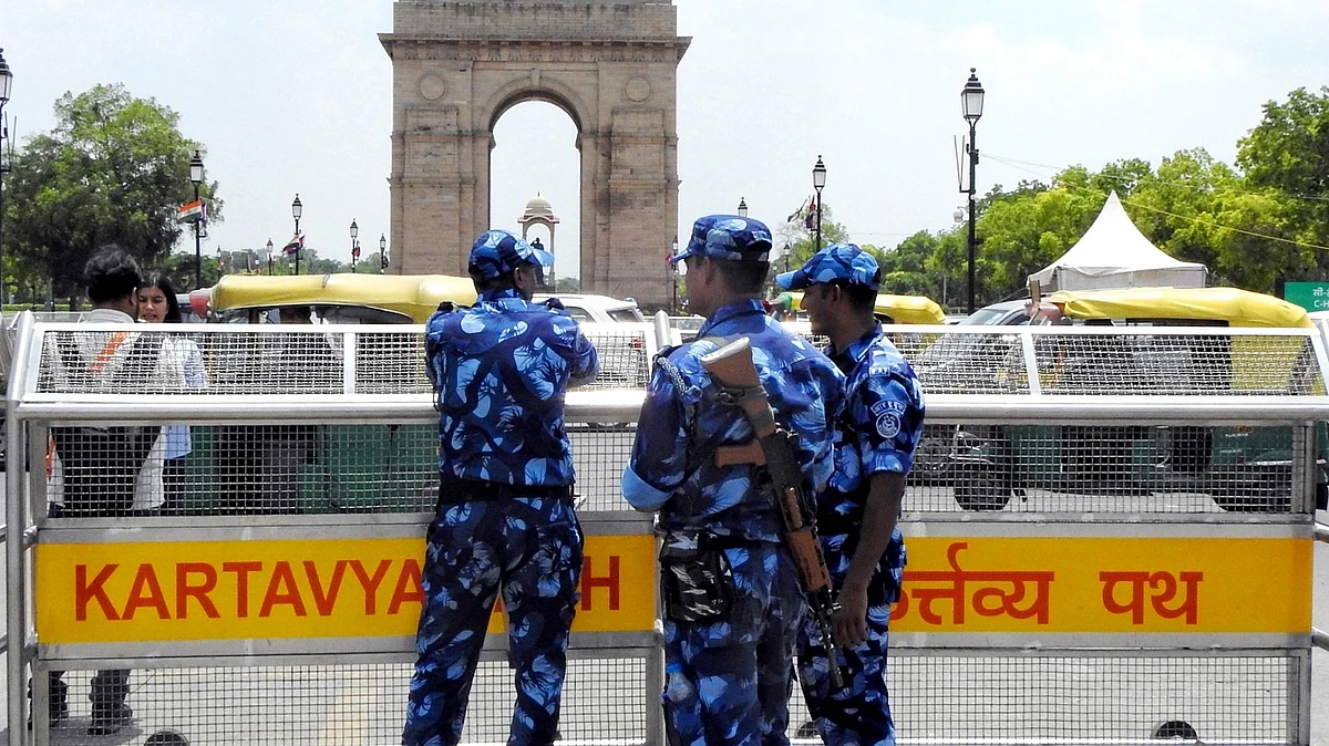 दिल्ली पुलिस ने सिंघू, टिकरी और गाजीपुर सहित शहर की सभी सीमाओं पर सुरक्षा उपाय कड़े कर दिए हैं।