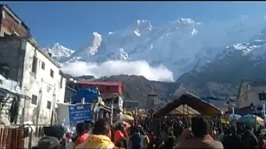 एक बार फिर केदारनाथ मंदिर के पीछे की पहाड़ियों पर हुआ हिमस्खलन, श्रद्धालुओं की थमी सांसें
