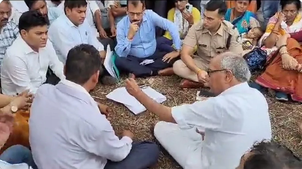 मध्य प्रदेश के सागर में दलितों के घर गिराए जाने के खिलाफ दिग्विजय सिंह धरने पर बैठे