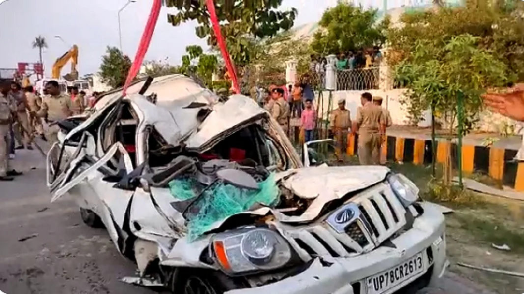 लखनऊ में इकाना स्टेडियम का होर्डिंग स्कॉर्पियो पर गिरा, मां और बेटी की दर्दनाक मौत