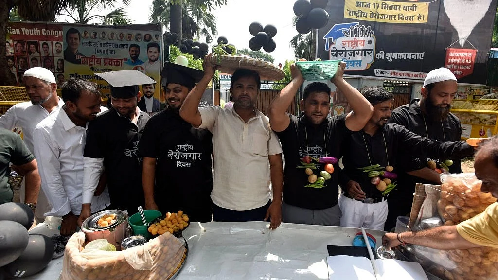 आखिर क्यों 'वेटर' बनने के लिए ग्रेजुएट भी कर रहे हैं आवेदन, क्या जीडीपी बढ़ना ही है असली विकास?