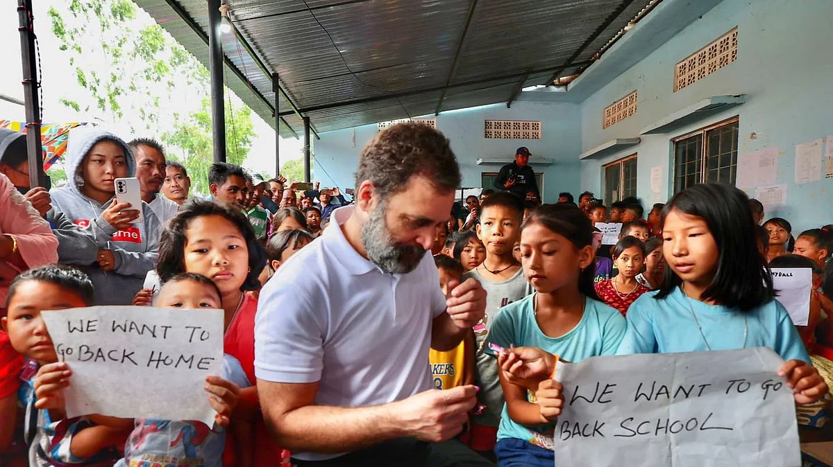 पूर्व कांग्रेस अध्यक्ष राहुल गांधी ने कहा कि हिंसा से कोई नतीजा नहीं निकलेगा।