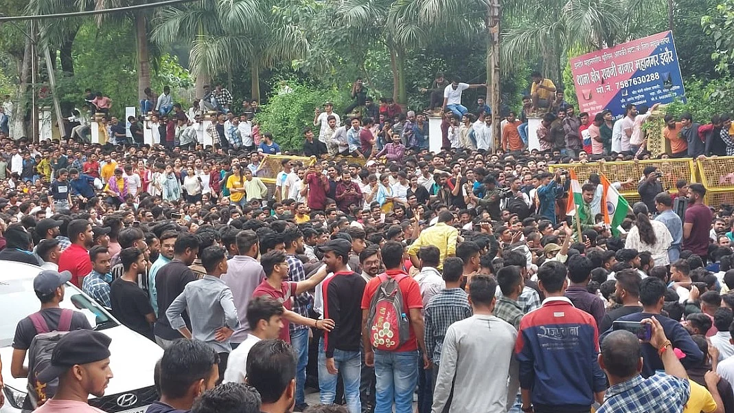 मध्य प्रदेश में पटवारी भर्ती में गड़बड़ी पर छात्रों का गुस्सा फूटा