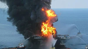 डच तट के पास बड़ा हादसा, मालवाहक जहाज में लगी भयंकर आग, एक भारतीय की मौत, 20 घायल