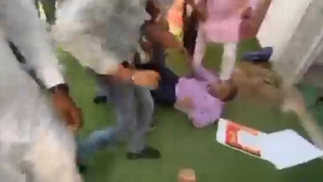 गोरखपुर विश्वविद्यालय में ABVP का हंगामा, कुलपति-प्रॉक्टर को जमकर पीटा