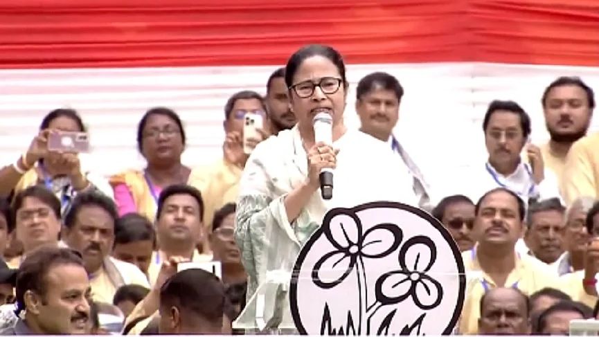 ममता बनर्जी ने जलपाईगुड़ी में BLO की मौत के बाद चुनाव आयोग पर साधा निशाना, अमानवीय दबाव का लगाया आरोप