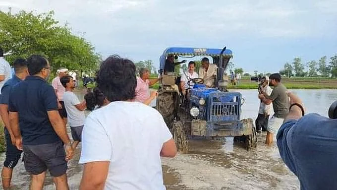 सोनीपत के मदीना गांव में राहुल गांधी ट्रैक्टर चलाते हुए। फोटो: सोशल मीडिया