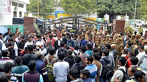 यूपी: इलाहाबाद विश्वविद्यालय में छात्र की मौत के बाद बवाल, हिंसक प्रर्दशन से तनाव, जानें क्या है पूरा मामला