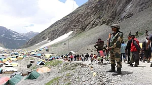 दूसरे दिन 10 हजार से अधिक तीर्थयात्रियों ने की अमरनाथ यात्रा, पहले दिन इतने श्रद्धालुओं ने किए पवित्र गुफा के दर्शन