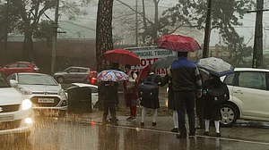 हिमाचल में लोगों की मुश्किलें नहीं हो रही कम, बंद हैं 339 सड़कें, भारी बारिश को लेकर IMD ने जारी किया अलर्ट