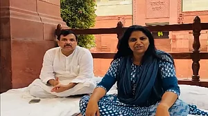 संसद परिसर में लगातार तीसरे दिन विपक्षी सांसदों का धरना जारी, संसद में मणिपुर हिंसा पर चर्चा कराने की मांग