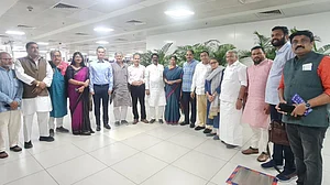 मणिपुर के लिए रवाना हुए विपक्षी गठबंधन 'INDIA' के सांसद, राहत शिविरों में पीड़ितों से करेंगे मुलाकात