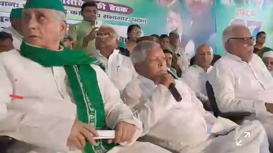 आरजेडी अध्यक्ष लालू प्रसाद यादव स्थापना दिवस के मौके पर अपने पुराने अंदाज में दिखे।