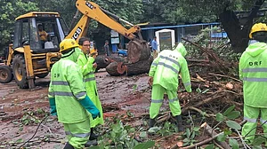 हैदराबाद में तूफान और बारिश से भारी तबाही, निचले इलाकों में पानी भरा, एक की मौत