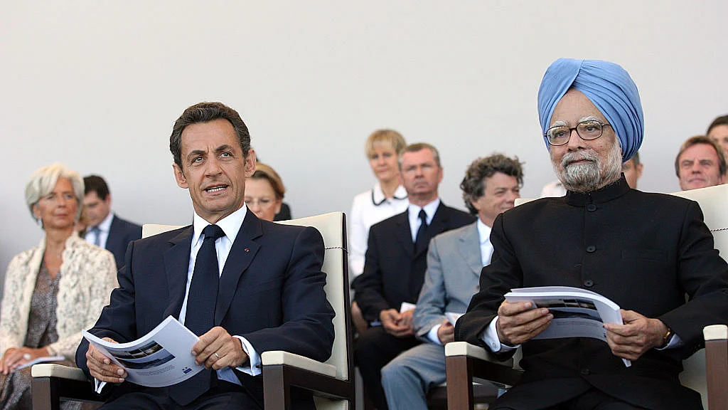पेरिस में वार्षिक बैस्टिल दिवस सैन्य परेड के दौरान 2009 में तत्कालीन फ्रांसीसी राष्ट्रपति सरकोजी और भारतीय प्रधान मंत्री मनमोहन सिंह