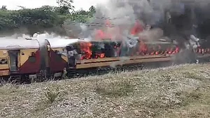 Train Fire: तेलंगाना में फलकनुमा एक्सप्रेस में लगी आग, चंद सेकंड में 4 कोच जलकर हुए खाक, मौके पर मची अफरातफरी