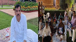 विपक्षी सांसदों ने संसद परिसर में खुले आसमान के नीचे गुजारी रात, मणिपुर समेत सांसद संजय सिंह के निलंबन मुद्दे पर धरना